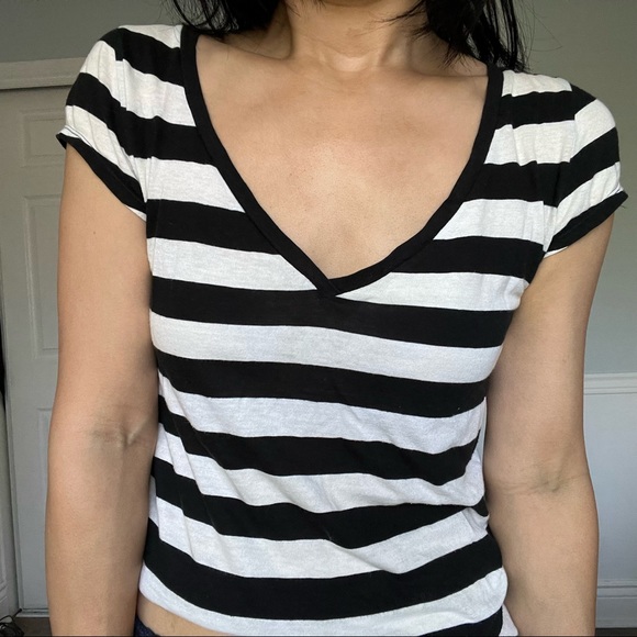 [🔥2 for $30 🔥] Club Monaco Black & White Striped V-Neck Tee. Women’s size S. - Picture 1 of 8
